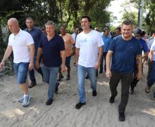 Governador entrega licença para sistema de coleta e tratamento de esgoto na Ilha do Mel
