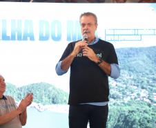 Governador entrega licença para sistema de coleta e tratamento de esgoto na Ilha do Mel