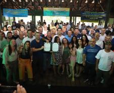 Governador entrega licença para sistema de coleta e tratamento de esgoto na Ilha do Mel