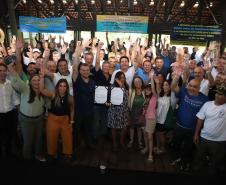 Governador entrega licença para sistema de coleta e tratamento de esgoto na Ilha do Mel