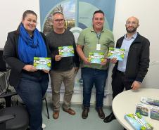 Equipe da regional de Pitanga do IAT com as novas cartilhas do setor de Outorga do IAT