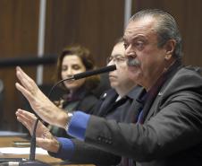 Foto de autoridades durante lançamento do PEM PEN - Planejamento Espacial Marinho, Solenidade de lançamento do ptojeto piloto da região marinha do sul do Brasil. Curitiba Pr - Palácio Iguaçú - GGI com a presença do Secretário de estado do desenvolvimento 