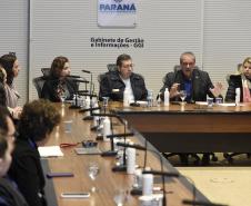 Foto de autoridades durante lançamento do PEM PEN - Planejamento Espacial Marinho, Solenidade de lançamento do ptojeto piloto da região marinha do sul do Brasil. Curitiba Pr - Palácio Iguaçú - GGI com a presença do Secretário de estado do desenvolvimento 