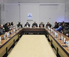 Foto de autoridades durante lançamento do PEM PEN - Planejamento Espacial Marinho, Solenidade de lançamento do ptojeto piloto da região marinha do sul do Brasil. Curitiba Pr - Palácio Iguaçú - GGI com a presença do Secretário de estado do desenvolvimento 