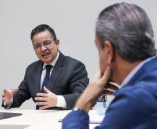 Everton Souza, secretário do Desenvolvimento Sustentável, e Paulo de Tarso: diretor-presidente do Simepar: trabalho em conjunto pelo meio ambiente do Paraná