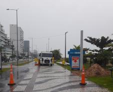 Superpostes voltaram a ser instalados nesta segunda-feira (29) na Orla de Matinhos