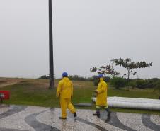 Superpostes voltaram a ser instalados nesta segunda-feira (29) na Orla de Matinhos