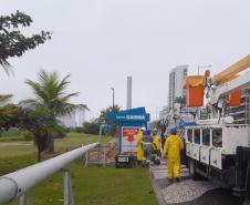 Superpostes voltaram a ser instalados nesta segunda-feira (29) na Orla de Matinhos