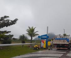 Superpostes voltaram a ser instalados nesta segunda-feira (29) na Orla de Matinhos
