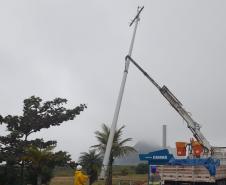 Superpostes voltaram a ser instalados nesta segunda-feira (29) na Orla de Matinhos