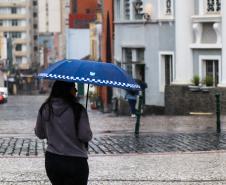 Massa de ar polar vai trazer chuva e frio para o Paraná no fim de semana.