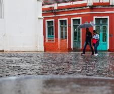 Massa de ar polar vai trazer chuva e frio para o Paraná no fim de semana.