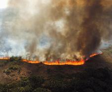 IAT ajuda a combater três novos focos de incêndio florestal no Paraná