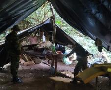 Instituto Água e Terra (IAT) e Batalhão de Polícia Ambiental - Força Verde desmobilizaram um acampamento de caçadores que funcionava dentro do Parque Estadual Pico do Marumbi.
