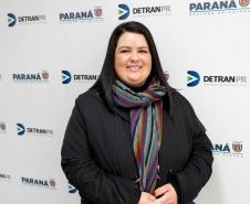 Na sede do Departamento de Trânsito (Detran) em Curitiba, num esquema de rodízio, todos os dias 15 servidores deixavam as atividades de rotina para somar  força no Centro Logístico da Defesa Civil Estadual - A assessora do Detran, Michele Polli foi uma das voluntárias.