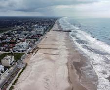 Matinhos, 16 de abril de 2024 - O governo do Paraná retorna as obras na orla de Matinhos, no balneário Praia Grande, em Matinho.
