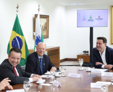Diretor da Universidade do Nebraska conhece programa de irrigação do Paraná