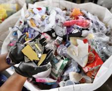 Estado vai lançar programa voltado a mulheres que trabalham com reciclagem