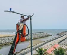 Governo do Estado começa a ligar os 145 superpostes da nova orla de Matinhos