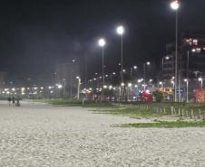 Governo do Estado começa a ligar os 145 superpostes da nova orla de Matinhos