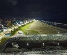 Superpostes fazem a iluminação pública da nova orla de Matinhos.