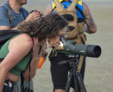 Grupo com dez pessoas participou da primeira edição do projeto Passarinhar Paraná, nesta sexta-feira (24), na Ilha do Mel