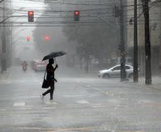 Chove aqui, e não ali? Simepar explica por que as chuvas são irregulares no verão