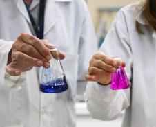 Composto por três laboratórios, a estrutura do IAT faz análises regulares de amostras de água, solo, sedimentos e peixes para a identificação de contaminantes e poluentes