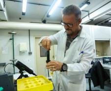 Composto por três laboratórios, a estrutura do IAT faz análises regulares de amostras de água, solo, sedimentos e peixes para a identificação de contaminantes e poluentes