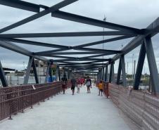 Peça importante na revitalização da orla, passarela do Rio Matinhos é entregue pelo IAT