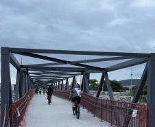Peça importante na revitalização da orla, passarela do Rio Matinhos é entregue pelo IAT