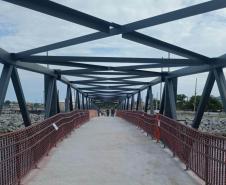 Peça importante na revitalização da orla, passarela do Rio Matinhos é entregue pelo IAT