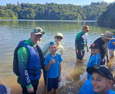 Ação de soltura de 50 mil peixes nativos na represa de Salto Osório, no Rio Iguaçu, no município de Sulina.