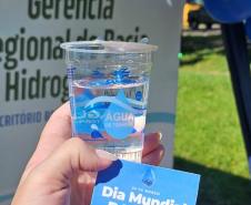 IAT distribuiu 960 copos da água e cartões informativos para conscientizar a população de Curitiba sobre o uso racional do recurso hídrico
