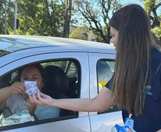 IAT distribuiu 960 copos da água e cartões informativos para conscientizar a população de Curitiba sobre o uso racional do recurso hídrico