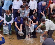 Curitiba, 20 de março de 2025 - O governador Carlos Massa Ratinho Junior participa da soltura de peixes no Parque Passauna, dentro do programa Rio Vivo.