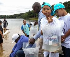 Curitiba, 20 de março de 2025 - O governador Carlos Massa Ratinho Junior participa da soltura de peixes no Parque Passauna, dentro do programa Rio Vivo.