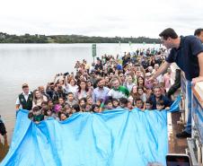 Curitiba, 20 de março de 2025 - O governador Carlos Massa Ratinho Junior participa da soltura de peixes no Parque Passauna, dentro do programa Rio Vivo.