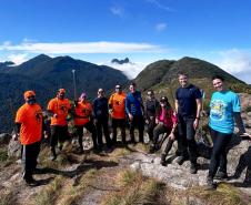 Com apoio do IAT, mutirão recolheu cerca de 15 quilos de lixo do Pico Paraná