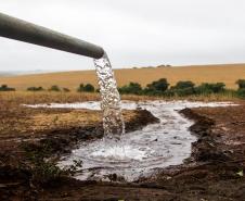 Construção de poços artesianos e implantação de projetos de irrigação são algumas das ações estabelecidas pelo Governo do Paraná para combater a estiagem.
