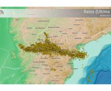 Paraná registra raios e granizo: chuva diminui na sexta, mas ganha força no fim de semana