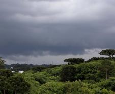 Após domingo marcado por chuva e ventos de mais de 70 km/h, frio vai voltar ao Paraná