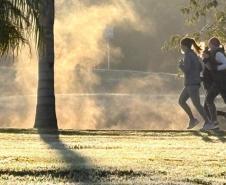 Após sábado de sol, nova frente fria impacta o tempo no Paraná no domingo, prevê Simepar