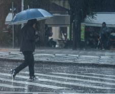 Final de semana será de chuva e ventos fortes em parte do Paraná, prevê Simepar