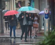 Rajadas de vento e muita chuva: última frente fria do inverno impactou o Paraná