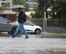Rajadas de vento e muita chuva: última frente fria do inverno impactou o Paraná