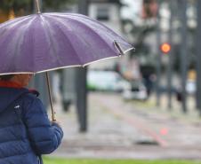 Nova frente fria traz chuva ao Paraná entre domingo e segunda, aponta Simepar