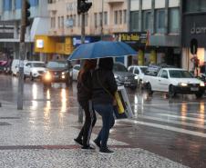 Frente fria e sistema de baixa pressão deixam a semana chuvosa no Paraná