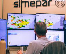 Dia do Meteorologista: saiba como profissionais do Simepar fazem a previsão do tempo