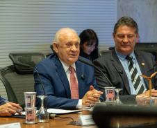O governador Carlos Massa Ratinho Junior recebeu nesta terça-feira (7), no Palácio Iguaçu, em Curitiba, representantes da Vento Sul Energia para a entrega da Licença de Instalação (LI) do Complexo Eólico Palmas II, localizado no município de Palmas, no Sudoeste do Estado.